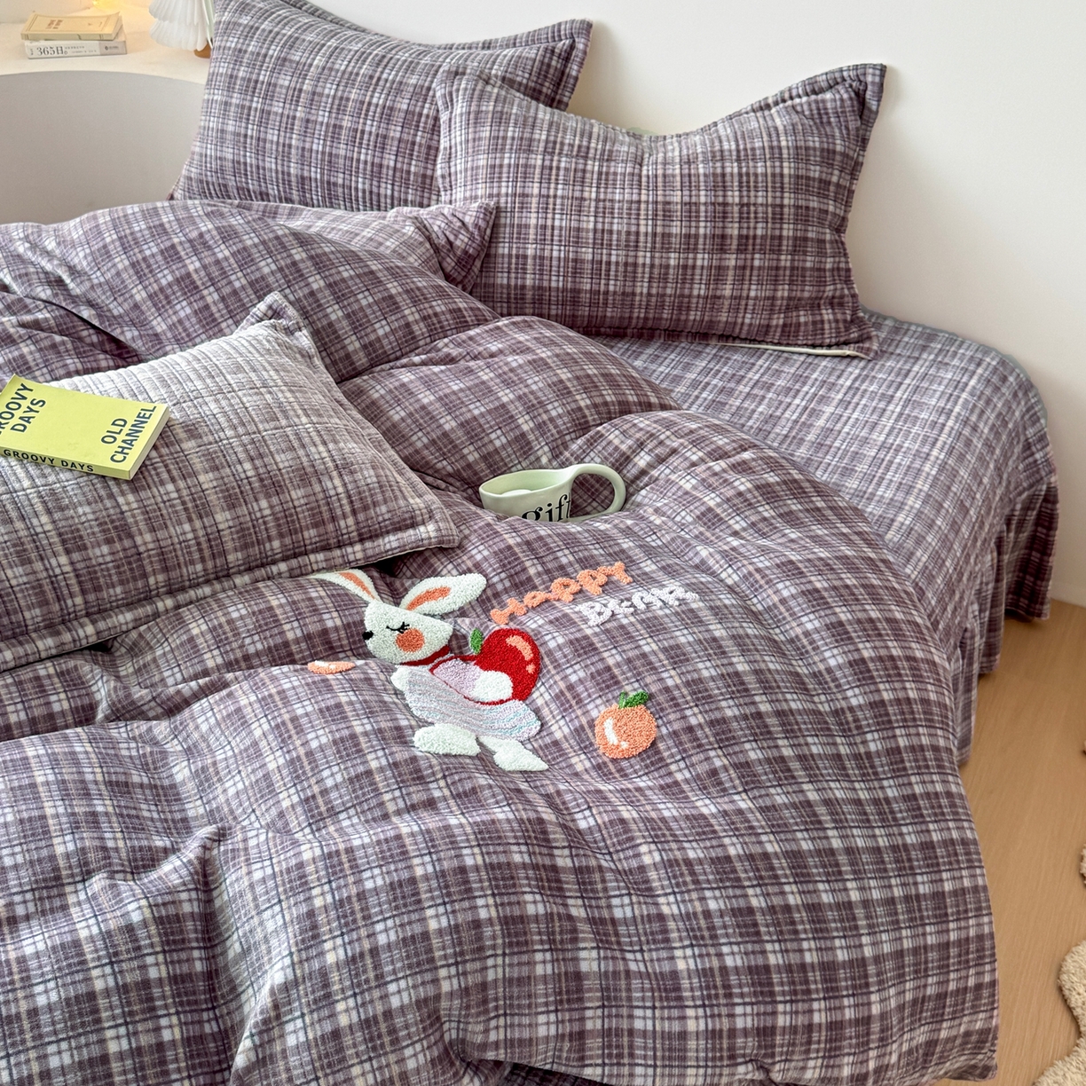 91家纺网 家纺一手货源 找家纺 希朵家纺 2025新款可爱牛奶绒毛巾绣床盖四件套 苹果兔