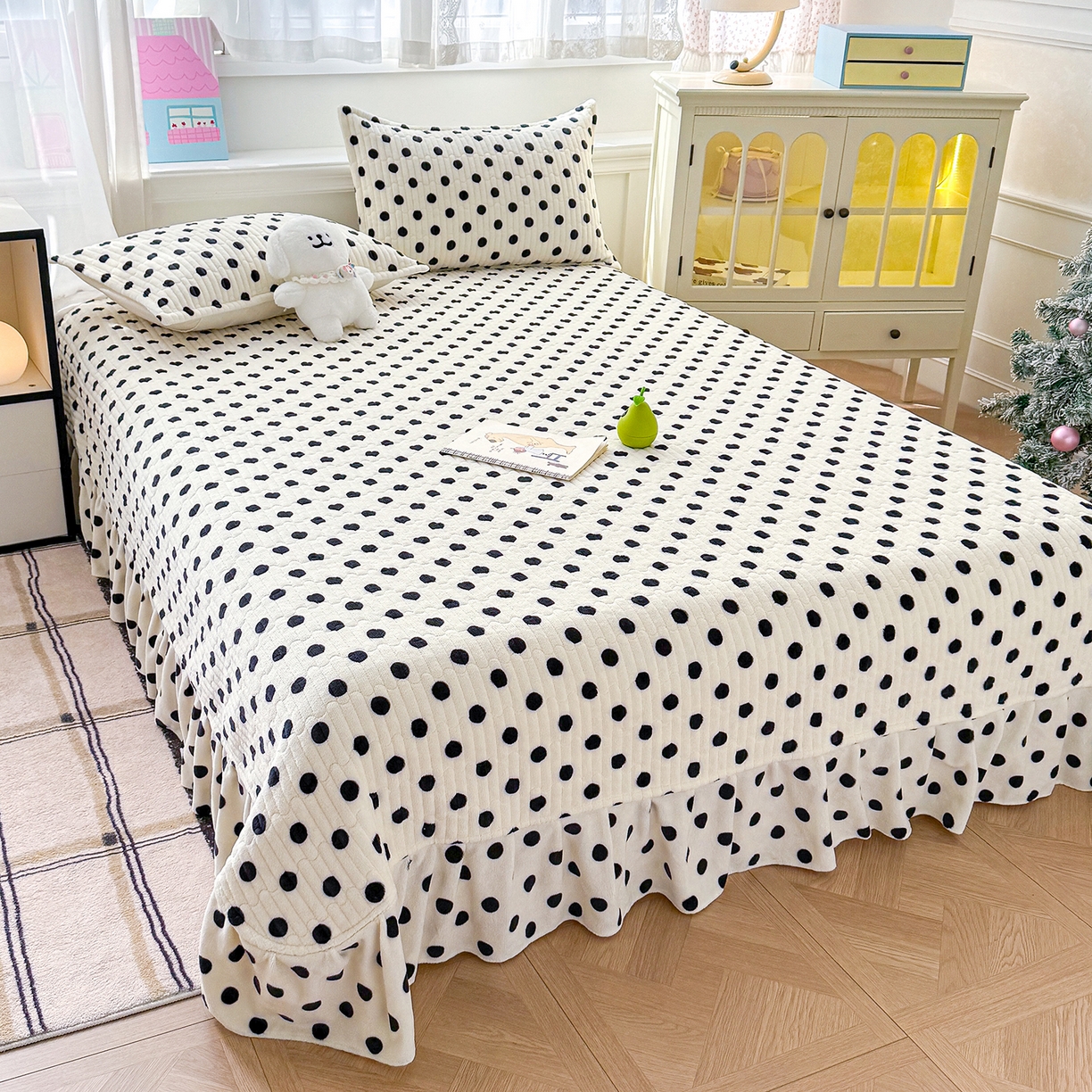 91家纺网 家纺一手货源 找家纺 豫见家纺 2025新款加厚高克重牛奶绒豆豆绒花边床盖四件套 波点