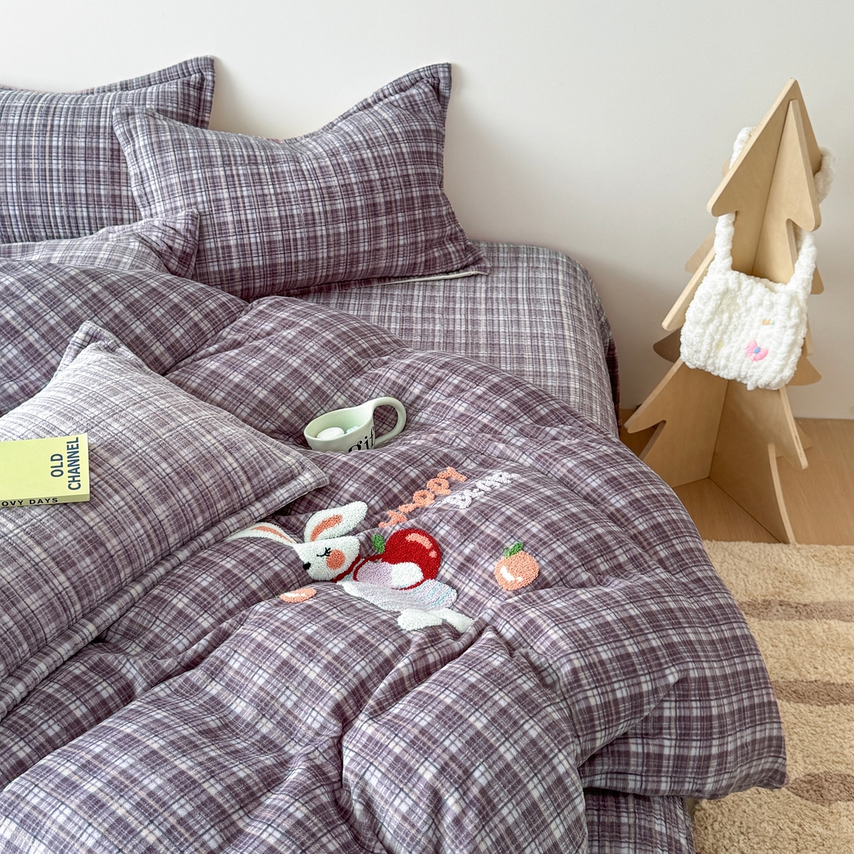 91家纺网 家纺一手货源 找家纺 希朵家纺 2025新款可爱牛奶绒毛巾绣床盖四件套 苹果兔