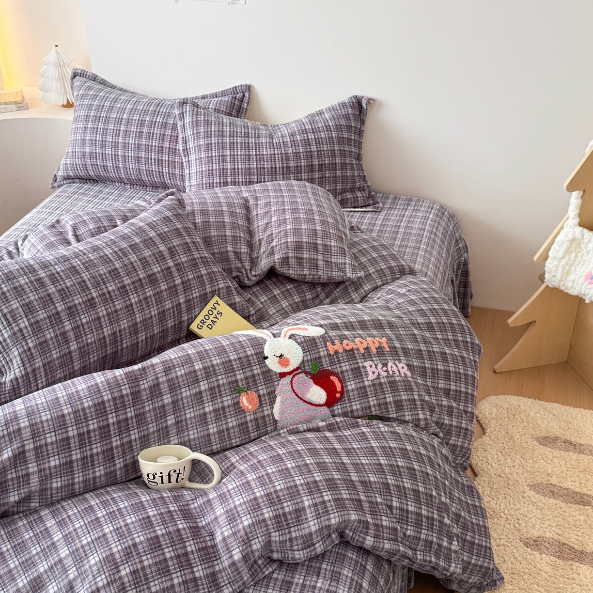 91家纺网 家纺一手货源 找家纺 希朵家纺 2025新款可爱牛奶绒毛巾绣床盖四件套 苹果兔