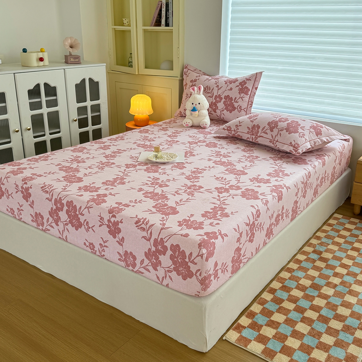 91家纺网 家纺一手货源 找家纺 壹贝家纺 2025新款全棉磨毛床笠系列 梅花印-粉