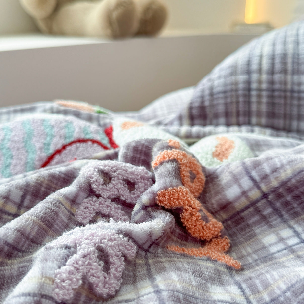 91家纺网 家纺一手货源 找家纺 希朵家纺 2025新款可爱牛奶绒毛巾绣床盖四件套 苹果兔