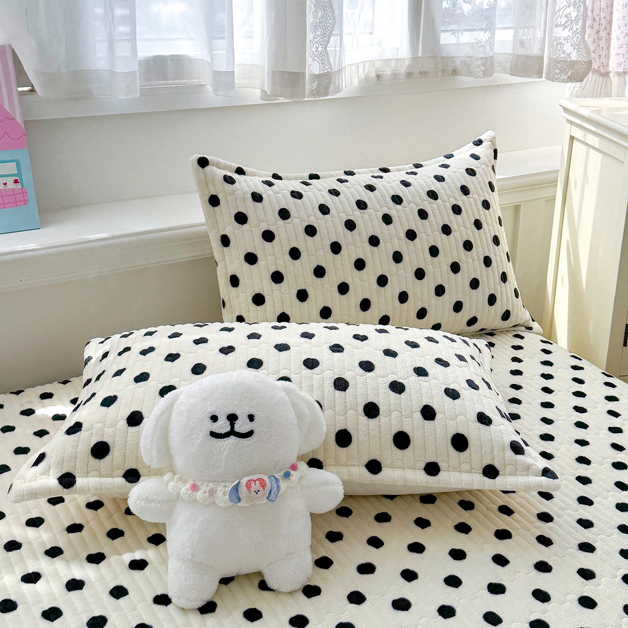 91家纺网 家纺一手货源 找家纺 豫见家纺 2025新款加厚高克重牛奶绒豆豆绒花边床盖四件套 波点