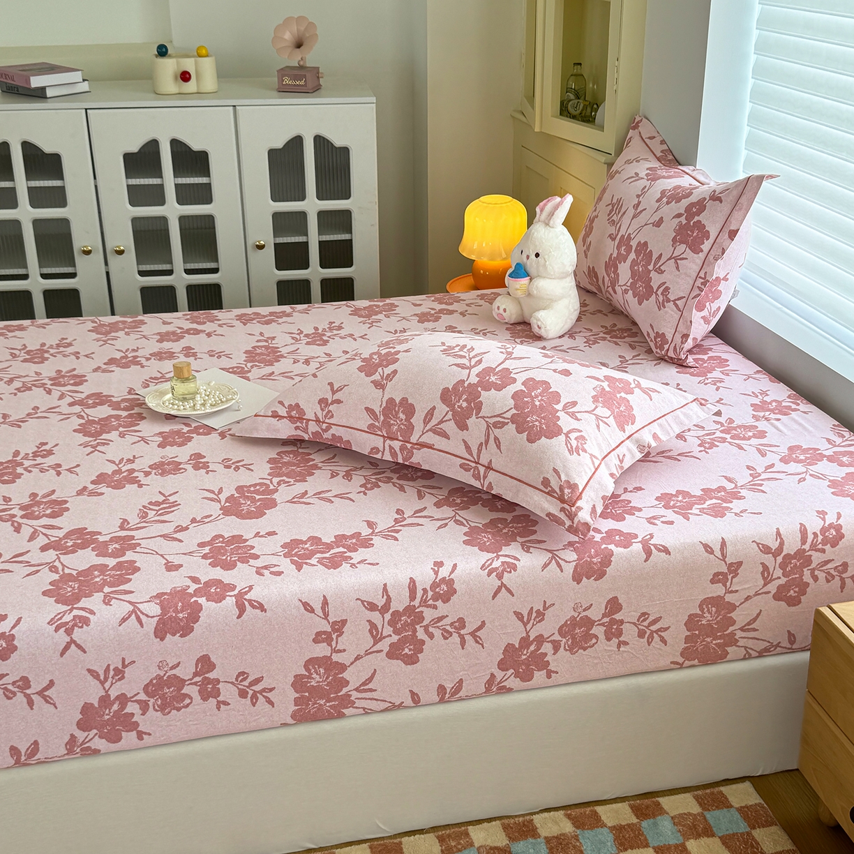 91家纺网 家纺一手货源 找家纺 壹贝家纺 2025新款全棉磨毛床笠系列 梅花印-粉