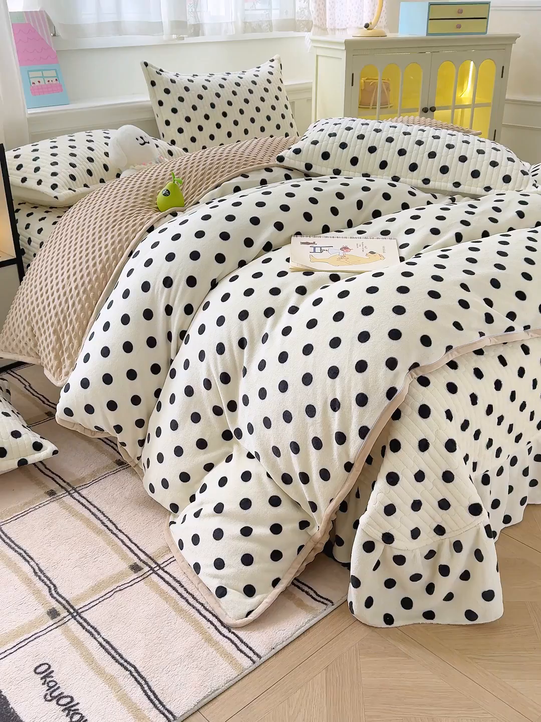 91家纺网 家纺一手货源 找家纺 豫见家纺 2025新款加厚高克重牛奶绒豆豆绒花边床盖四件套 波点