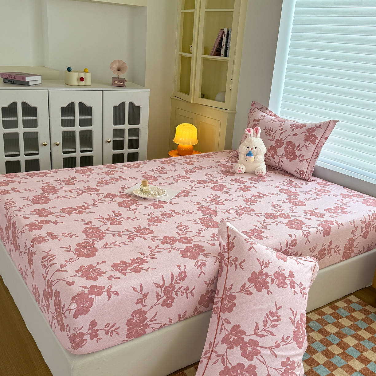 91家纺网 家纺一手货源 找家纺 壹贝家纺 2025新款全棉磨毛床笠系列 梅花印-粉