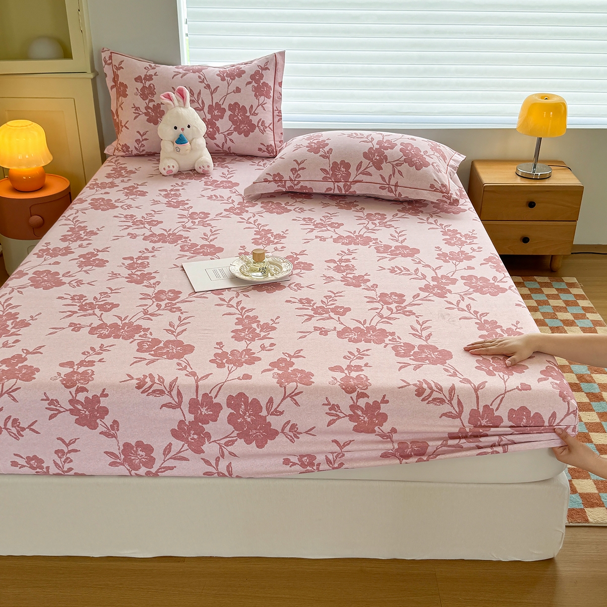 91家纺网 家纺一手货源 找家纺 壹贝家纺 2025新款全棉磨毛床笠系列 梅花印-粉