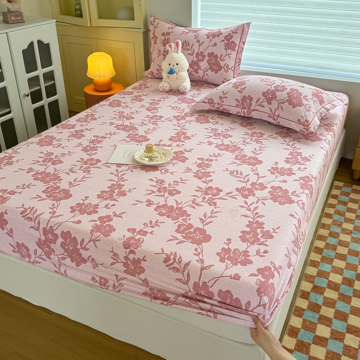 91家纺网 家纺一手货源 找家纺 壹贝家纺 2025新款全棉磨毛床笠系列 梅花印-粉