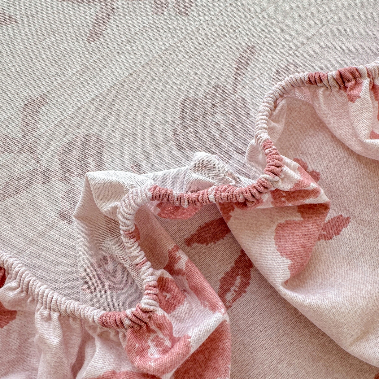 91家纺网 家纺一手货源 找家纺 壹贝家纺 2025新款全棉磨毛床笠系列 梅花印-粉