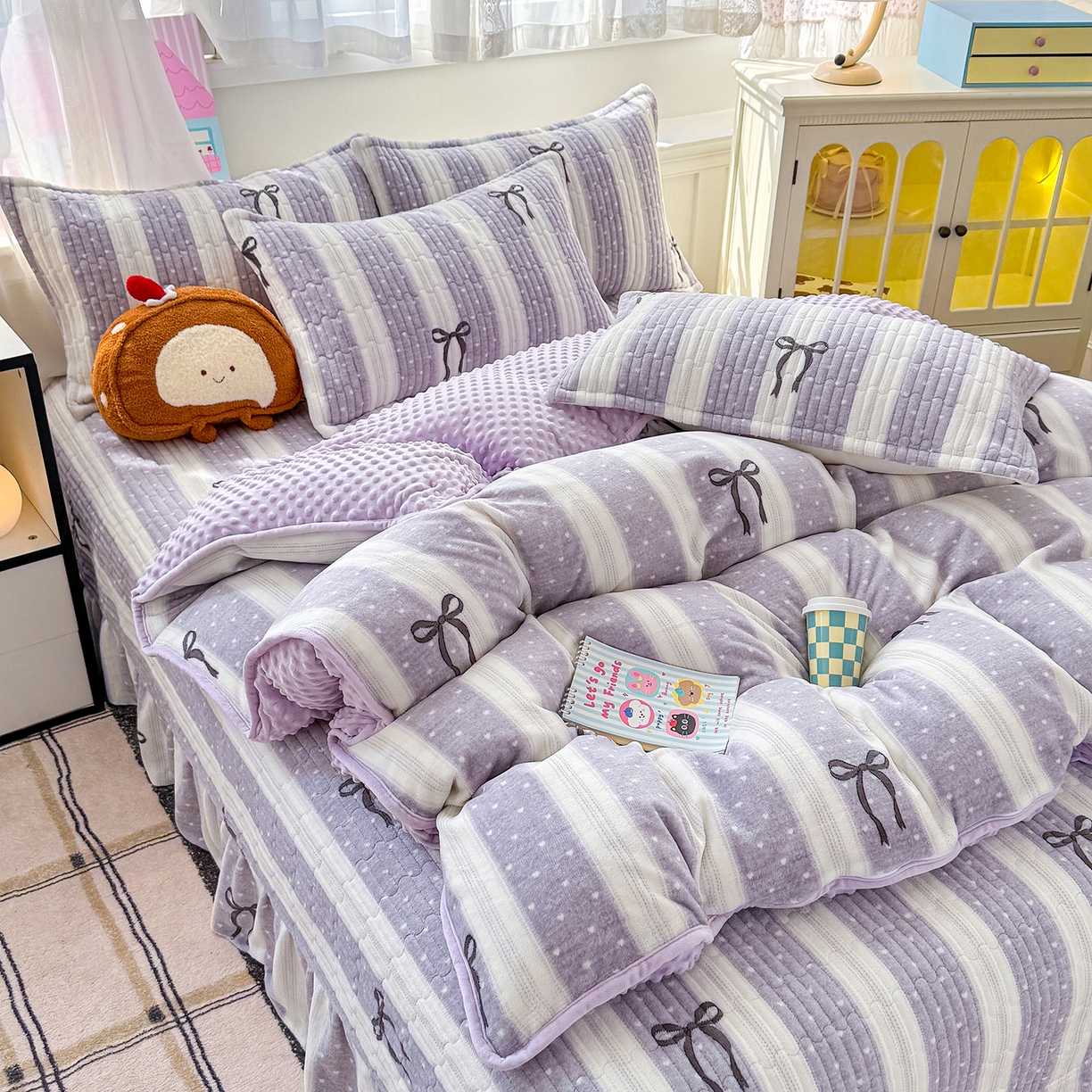 91家纺网 家纺一手货源 找家纺 豫见家纺 2025新款加厚高克重牛奶绒豆豆绒花边床盖四件套 蝴蝶结-紫