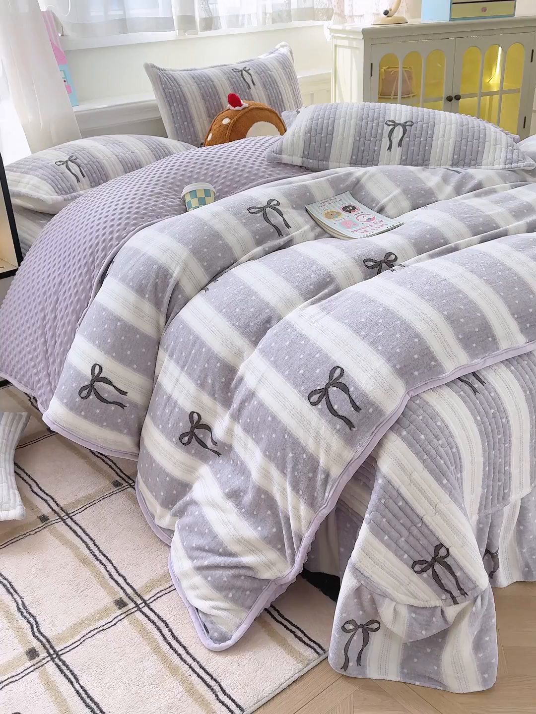 91家纺网 家纺一手货源 找家纺 豫见家纺 2025新款加厚高克重牛奶绒豆豆绒花边床盖四件套 蝴蝶结-紫