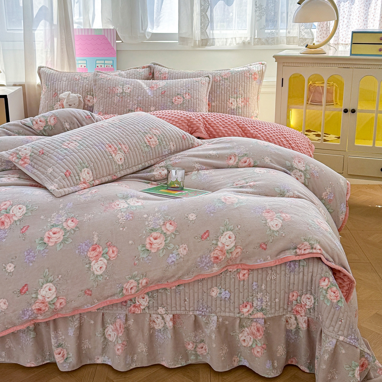 91家纺网 家纺一手货源 找家纺 豫见家纺 2025新款加厚高克重牛奶绒豆豆绒花边床盖四件套 甜漾