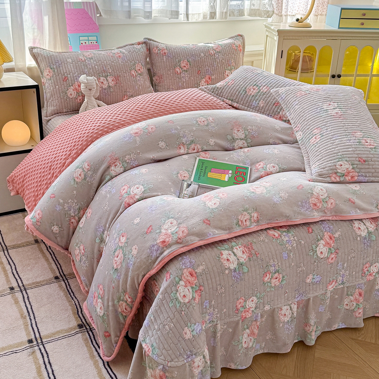 91家纺网 家纺一手货源 找家纺 豫见家纺 2025新款加厚高克重牛奶绒豆豆绒花边床盖四件套 甜漾