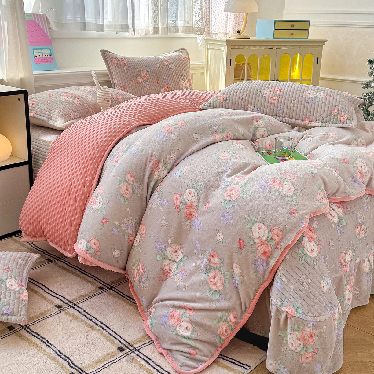 91家纺网 家纺一手货源 找家纺 豫见家纺 2025新款加厚高克重牛奶绒豆豆绒花边床盖四件套 甜漾