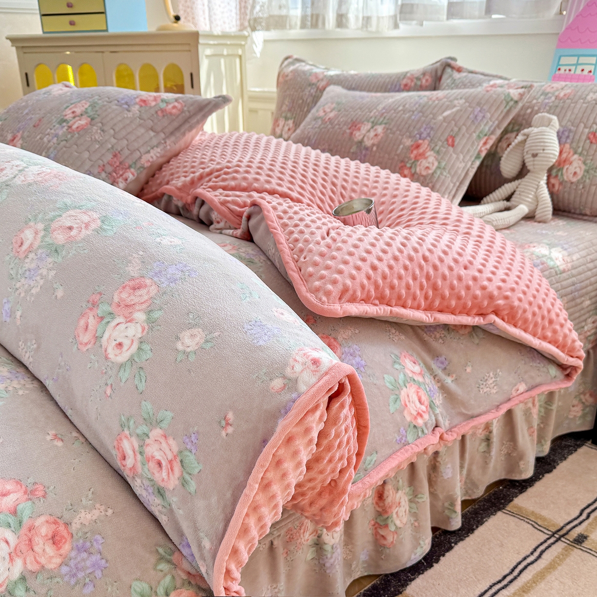 91家纺网 家纺一手货源 找家纺 豫见家纺 2025新款加厚高克重牛奶绒豆豆绒花边床盖四件套 甜漾