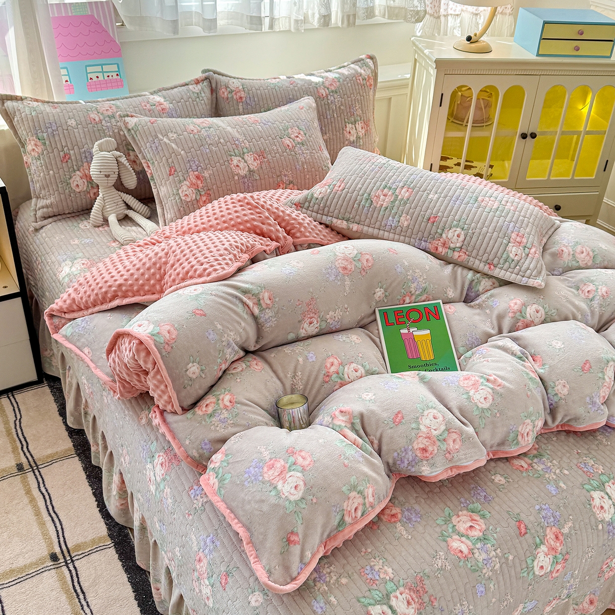 91家纺网 家纺一手货源 找家纺 豫见家纺 2025新款加厚高克重牛奶绒豆豆绒花边床盖四件套 甜漾