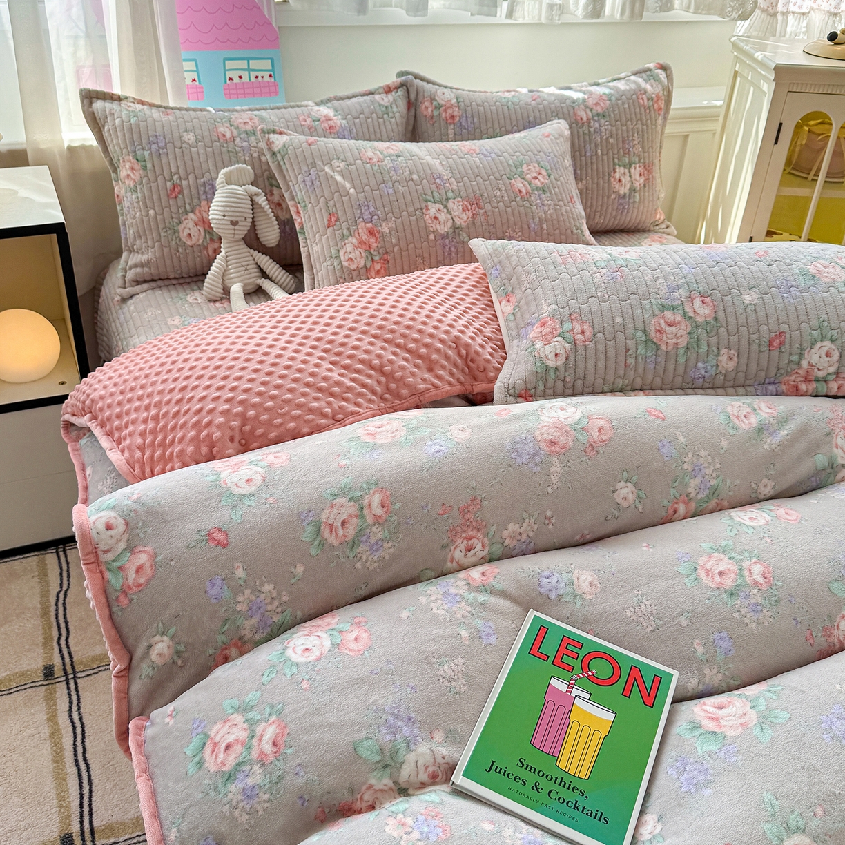 91家纺网 家纺一手货源 找家纺 豫见家纺 2025新款加厚高克重牛奶绒豆豆绒花边床盖四件套 甜漾