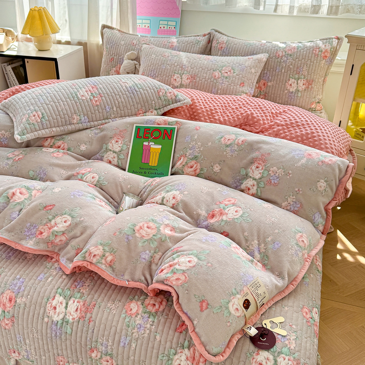 91家纺网 家纺一手货源 找家纺 豫见家纺 2025新款加厚高克重牛奶绒豆豆绒花边床盖四件套 甜漾