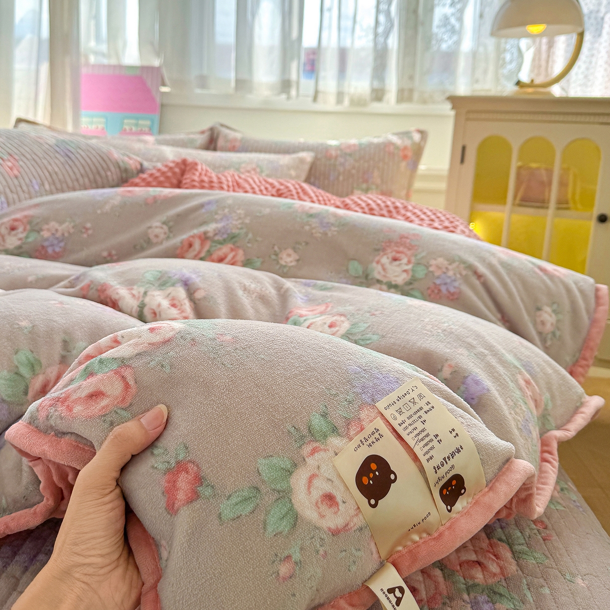 91家纺网 家纺一手货源 找家纺 豫见家纺 2025新款加厚高克重牛奶绒豆豆绒花边床盖四件套 甜漾