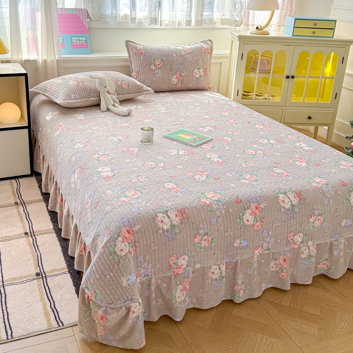 91家纺网 家纺一手货源 找家纺 豫见家纺 2025新款加厚高克重牛奶绒豆豆绒花边床盖四件套 甜漾