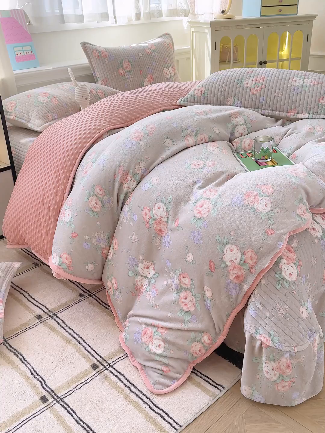 91家纺网 家纺一手货源 找家纺 豫见家纺 2025新款加厚高克重牛奶绒豆豆绒花边床盖四件套 甜漾