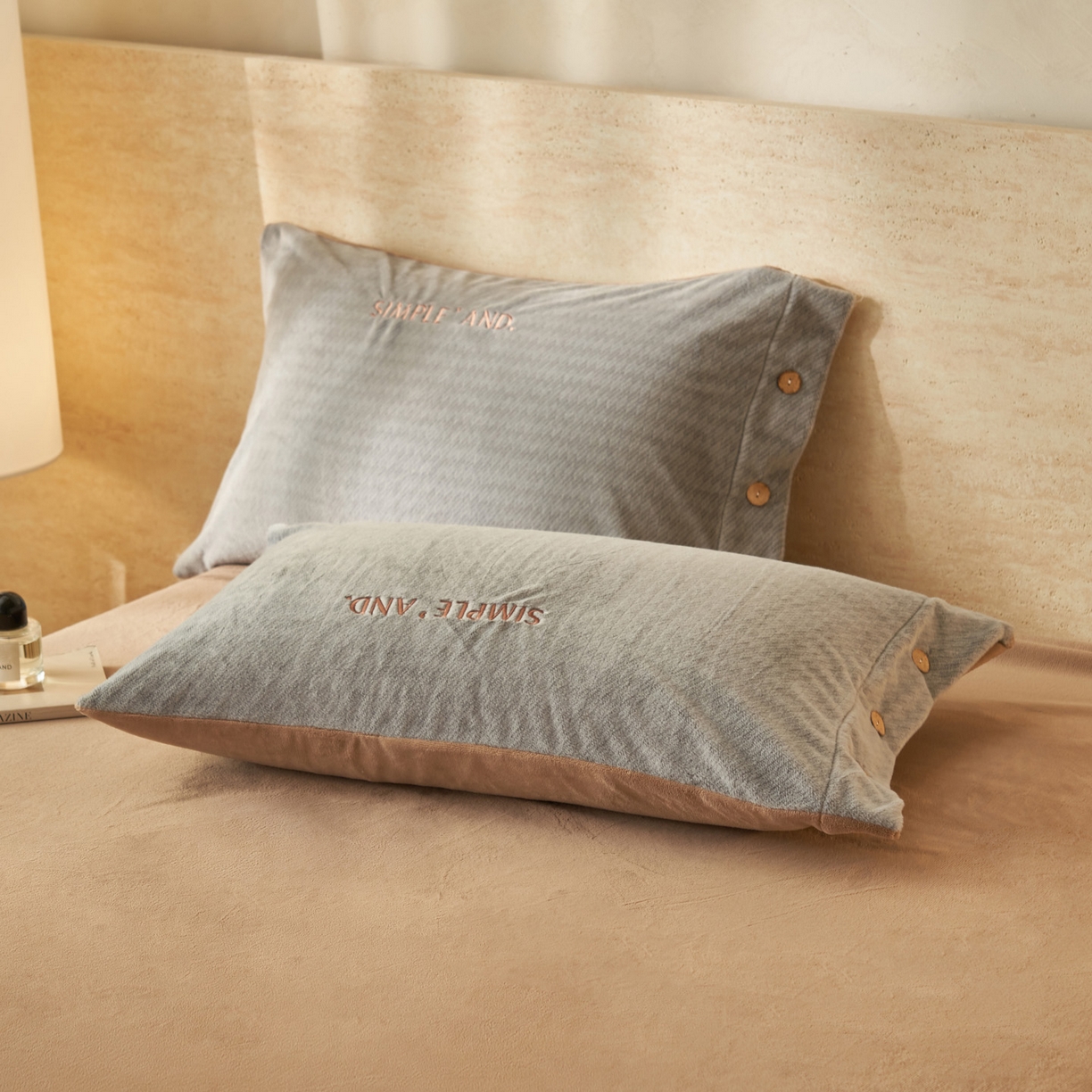 91家纺网 家纺一手货源 找家纺 寐绸家纺 2025秋冬新款230g雪貂绒阳离子提花牛奶绒四件套 雪貂绒-中灰