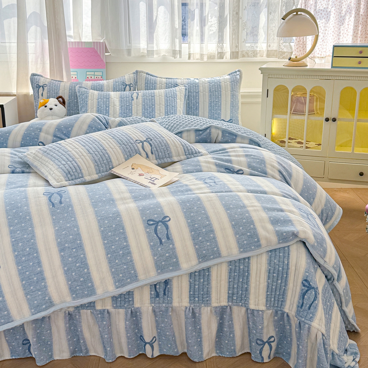 91家纺网 家纺一手货源 找家纺 豫见家纺 2025新款加厚高克重牛奶绒豆豆绒花边床盖四件套 蝴蝶结-蓝