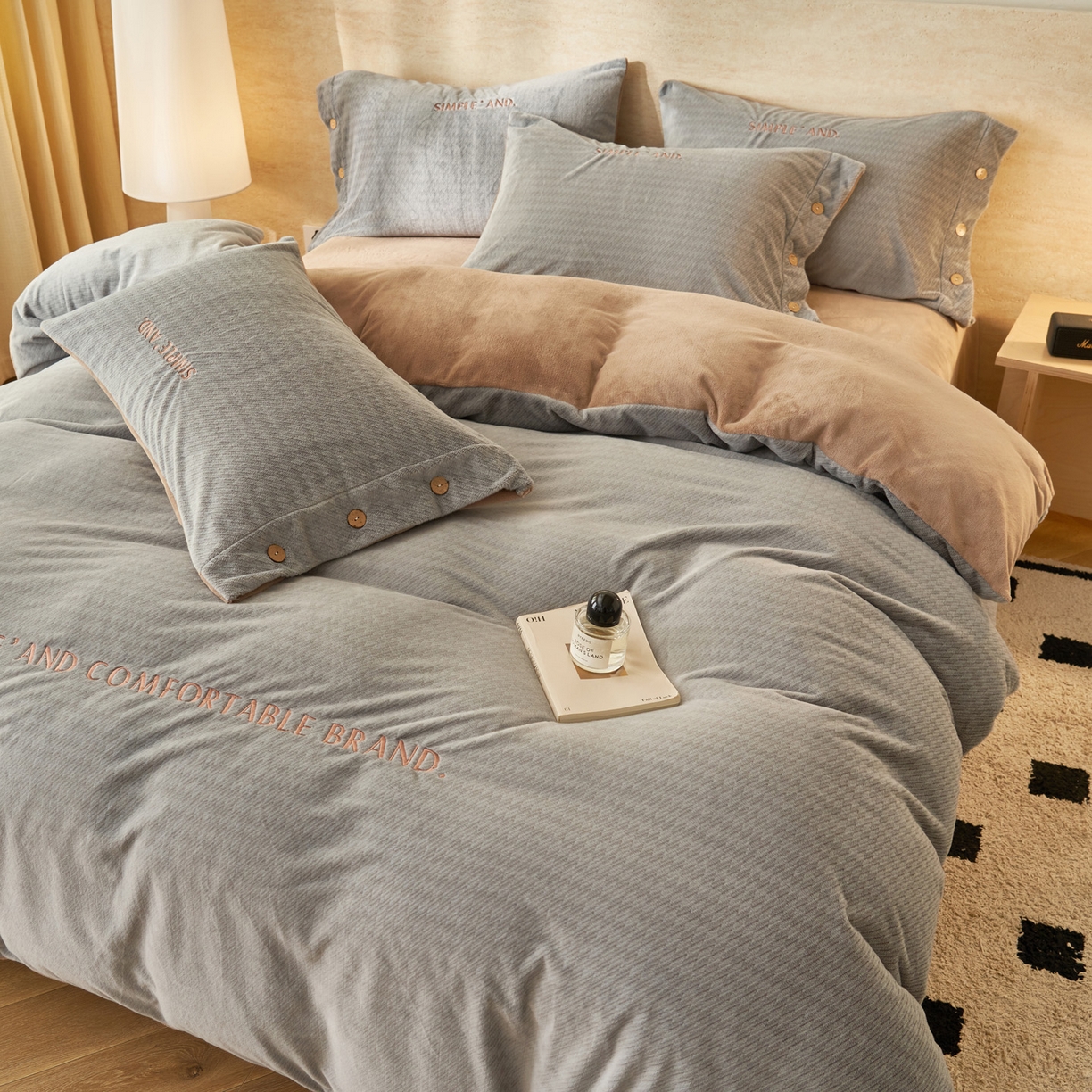 91家纺网 家纺一手货源 找家纺 寐绸家纺 2025秋冬新款230g雪貂绒阳离子提花牛奶绒四件套 雪貂绒-中灰