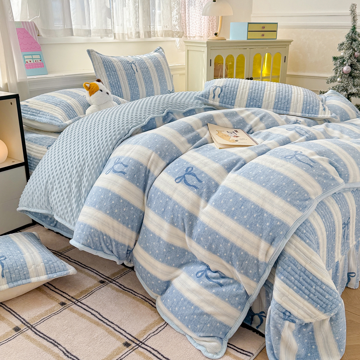 91家纺网 家纺一手货源 找家纺 豫见家纺 2025新款加厚高克重牛奶绒豆豆绒花边床盖四件套 蝴蝶结-蓝