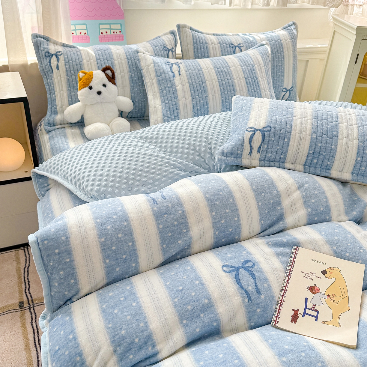 91家纺网 家纺一手货源 找家纺 豫见家纺 2025新款加厚高克重牛奶绒豆豆绒花边床盖四件套 蝴蝶结-蓝