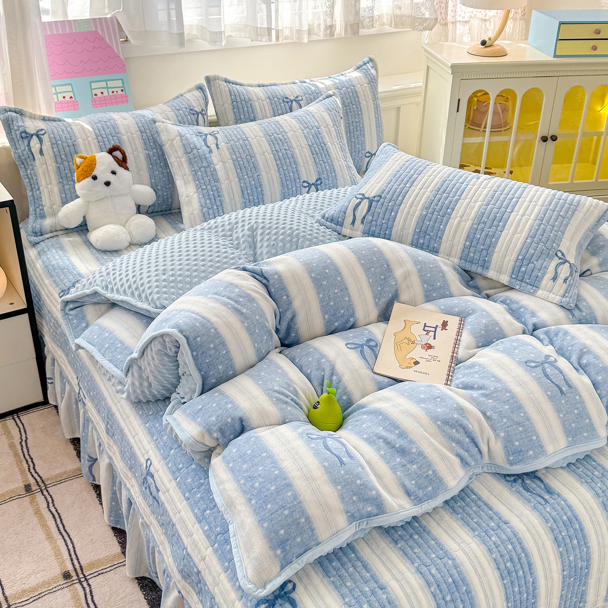 91家纺网 家纺一手货源 找家纺 豫见家纺 2025新款加厚高克重牛奶绒豆豆绒花边床盖四件套 蝴蝶结-蓝