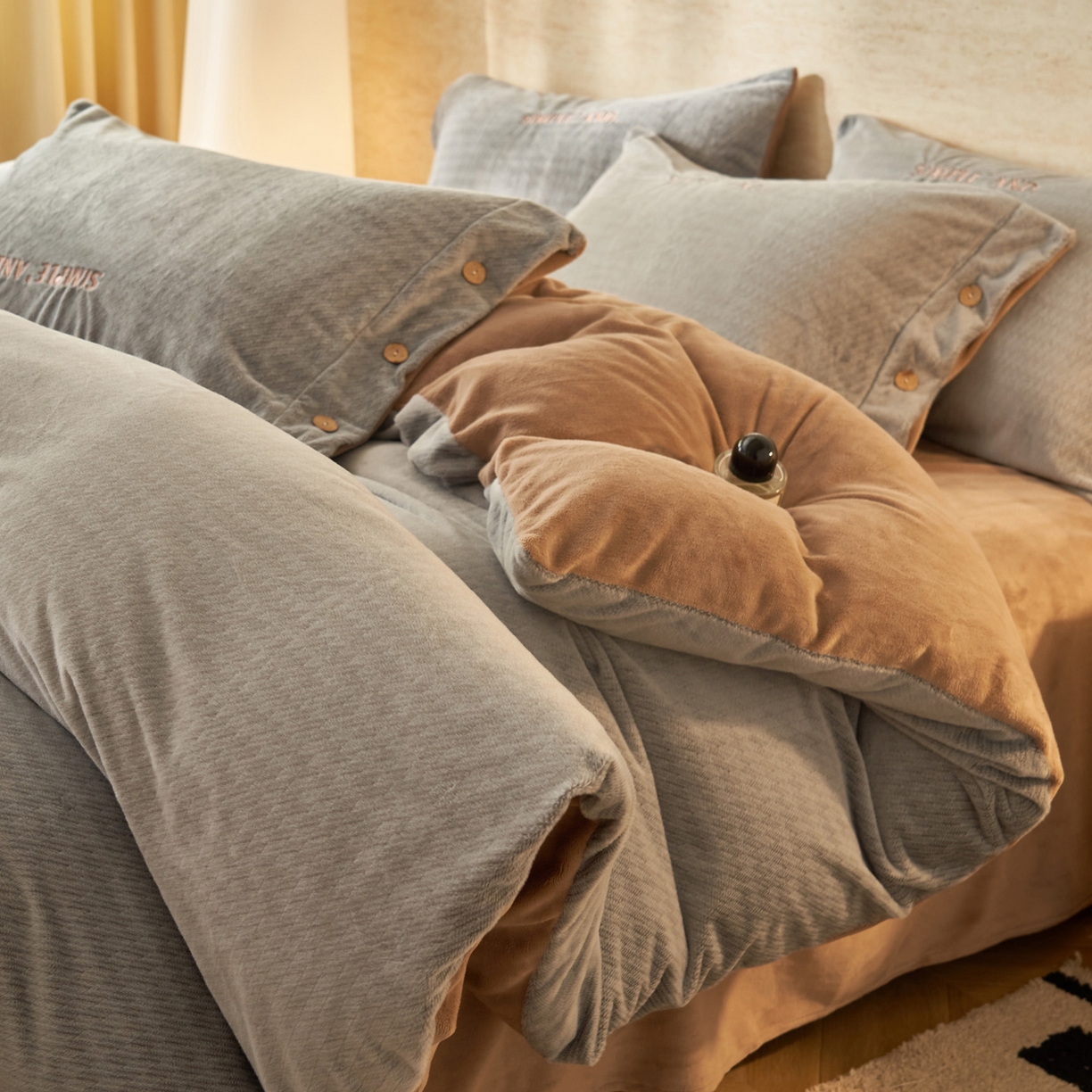 91家纺网 家纺一手货源 找家纺 寐绸家纺 2025秋冬新款230g雪貂绒阳离子提花牛奶绒四件套 雪貂绒-中灰