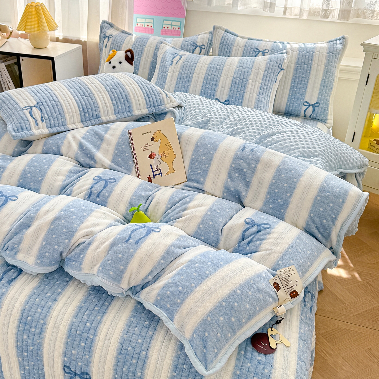 91家纺网 家纺一手货源 找家纺 豫见家纺 2025新款加厚高克重牛奶绒豆豆绒花边床盖四件套 蝴蝶结-蓝