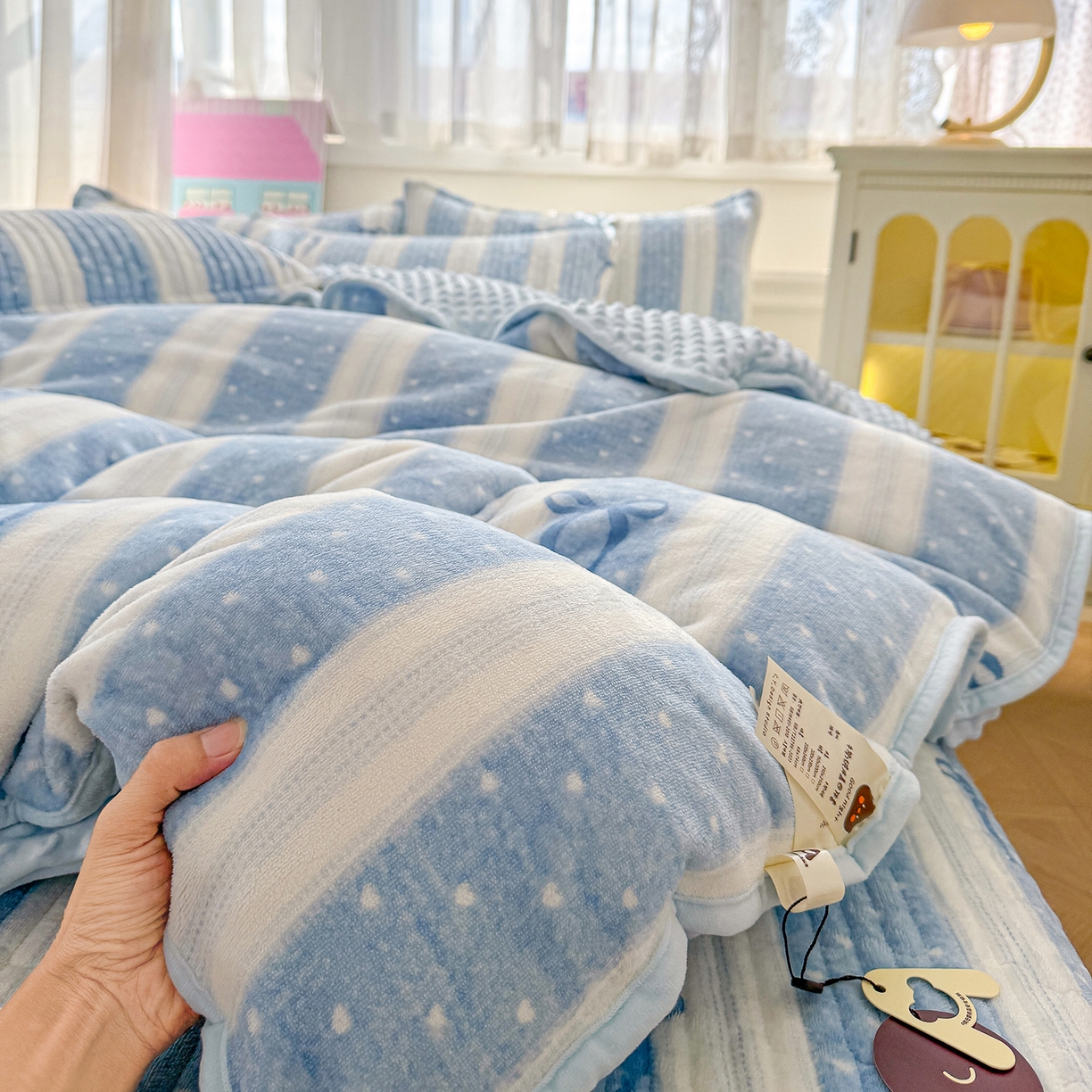 91家纺网 家纺一手货源 找家纺 豫见家纺 2025新款加厚高克重牛奶绒豆豆绒花边床盖四件套 蝴蝶结-蓝