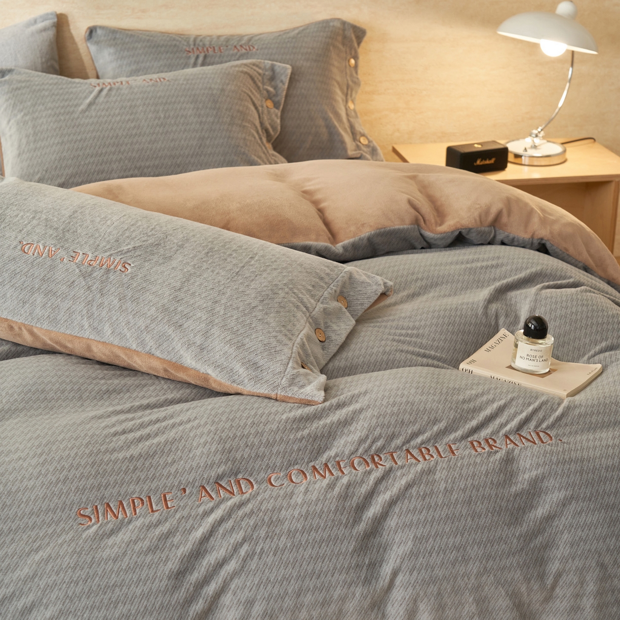 91家纺网 家纺一手货源 找家纺 寐绸家纺 2025秋冬新款230g雪貂绒阳离子提花牛奶绒四件套 雪貂绒-中灰