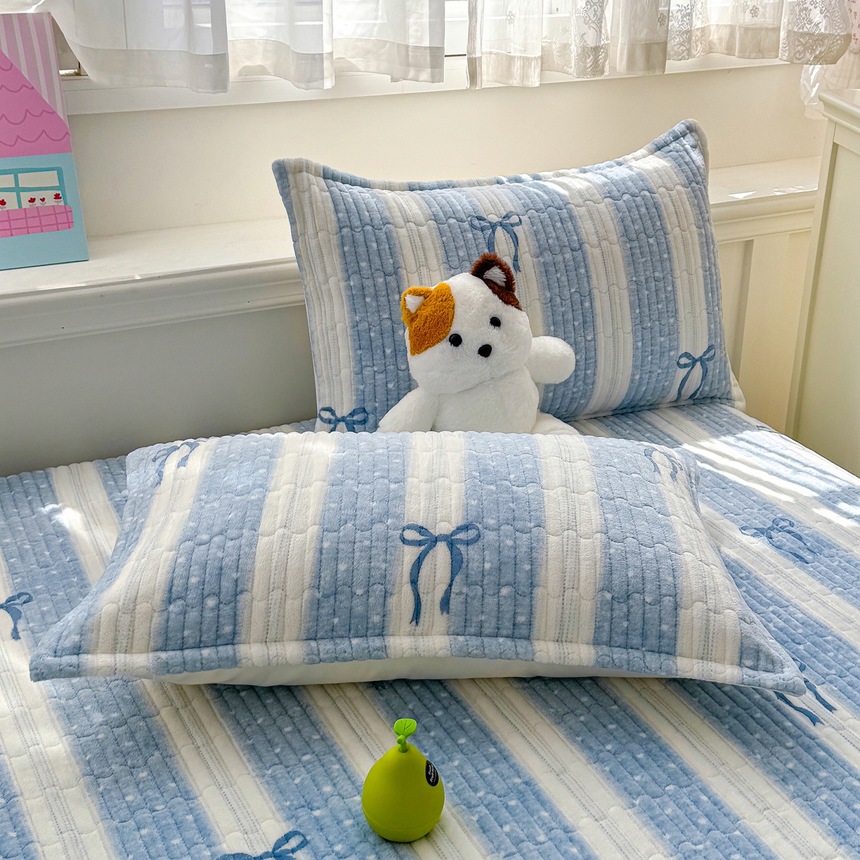 91家纺网 家纺一手货源 找家纺 豫见家纺 2025新款加厚高克重牛奶绒豆豆绒花边床盖四件套 蝴蝶结-蓝