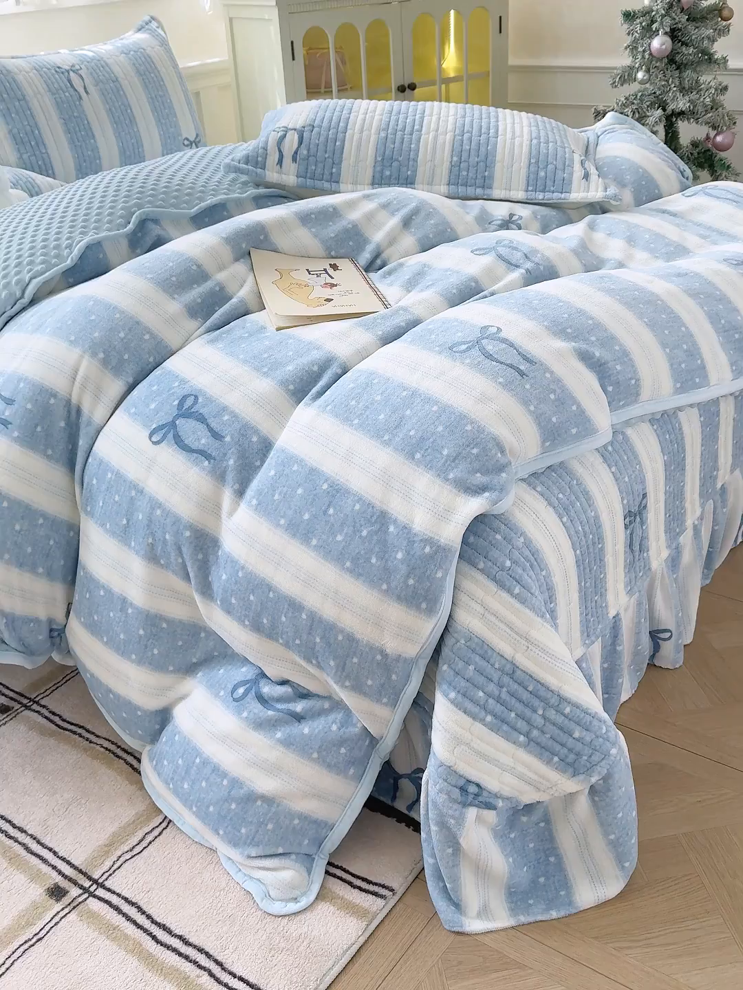 91家纺网 家纺一手货源 找家纺 豫见家纺 2025新款加厚高克重牛奶绒豆豆绒花边床盖四件套 蝴蝶结-蓝