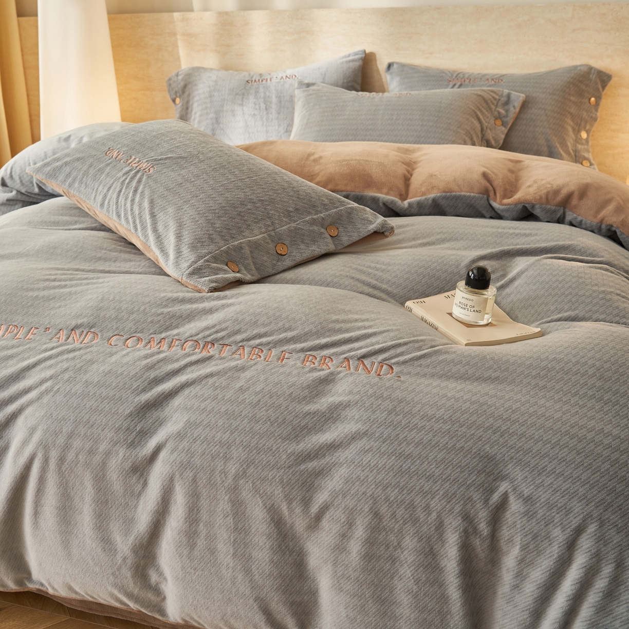 91家纺网 家纺一手货源 找家纺 寐绸家纺 2025秋冬新款230g雪貂绒阳离子提花牛奶绒四件套 雪貂绒-中灰