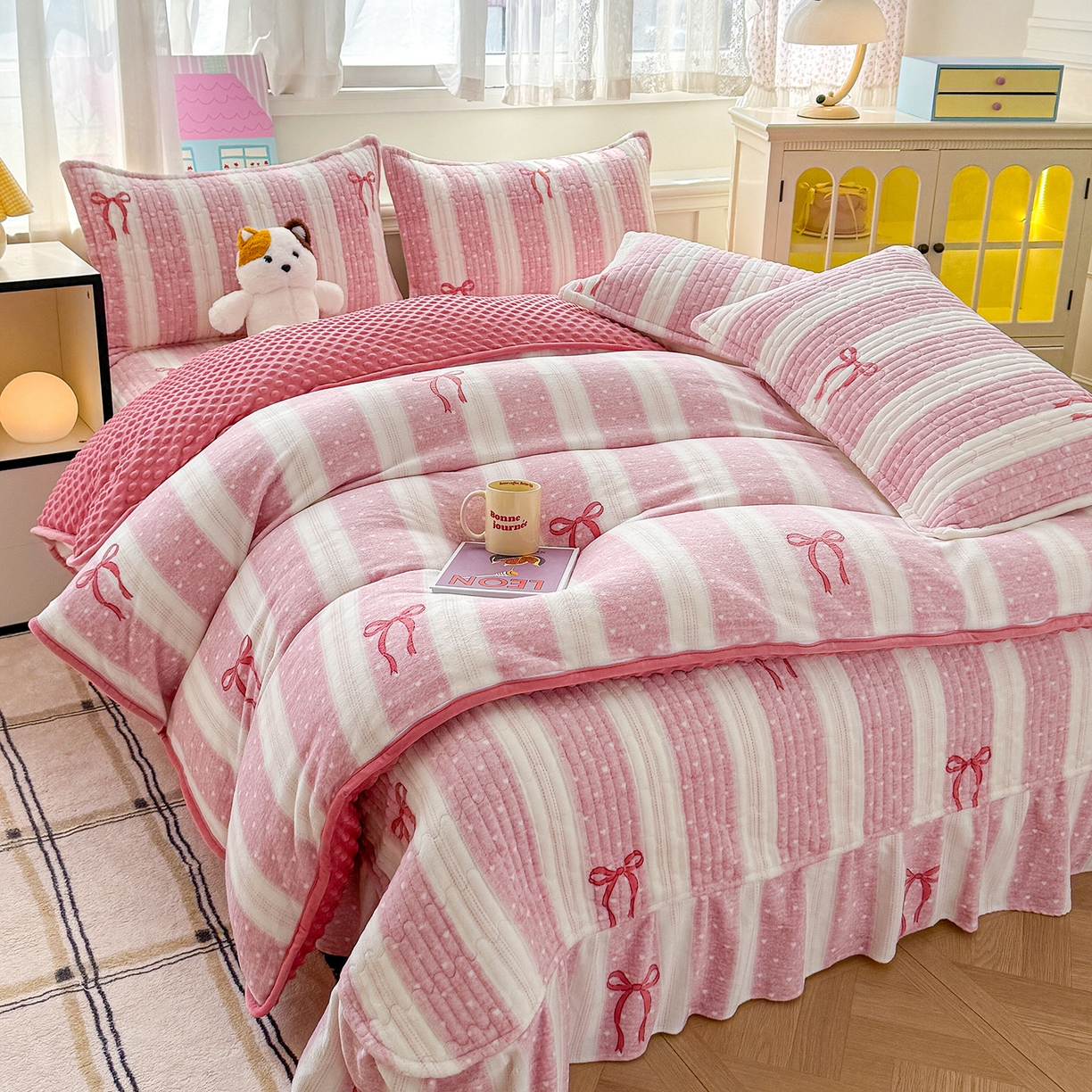 91家纺网 家纺一手货源 找家纺 豫见家纺 2025新款加厚高克重牛奶绒豆豆绒花边床盖四件套 蝴蝶结-粉