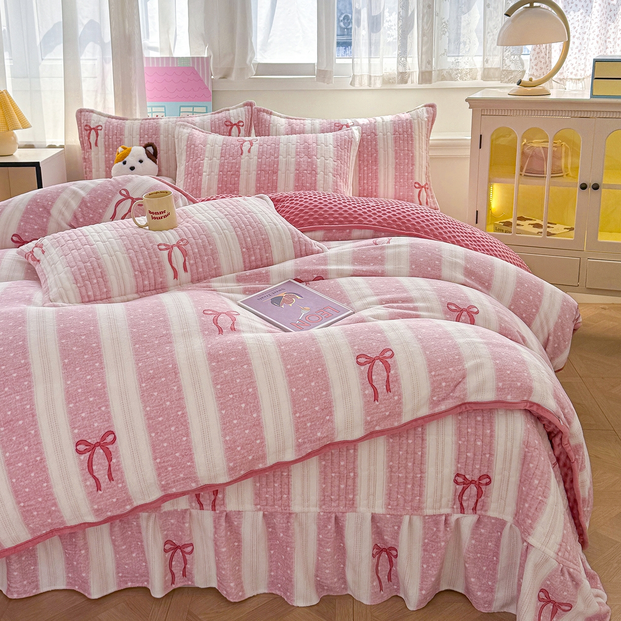 91家纺网 家纺一手货源 找家纺 豫见家纺 2025新款加厚高克重牛奶绒豆豆绒花边床盖四件套 蝴蝶结-粉