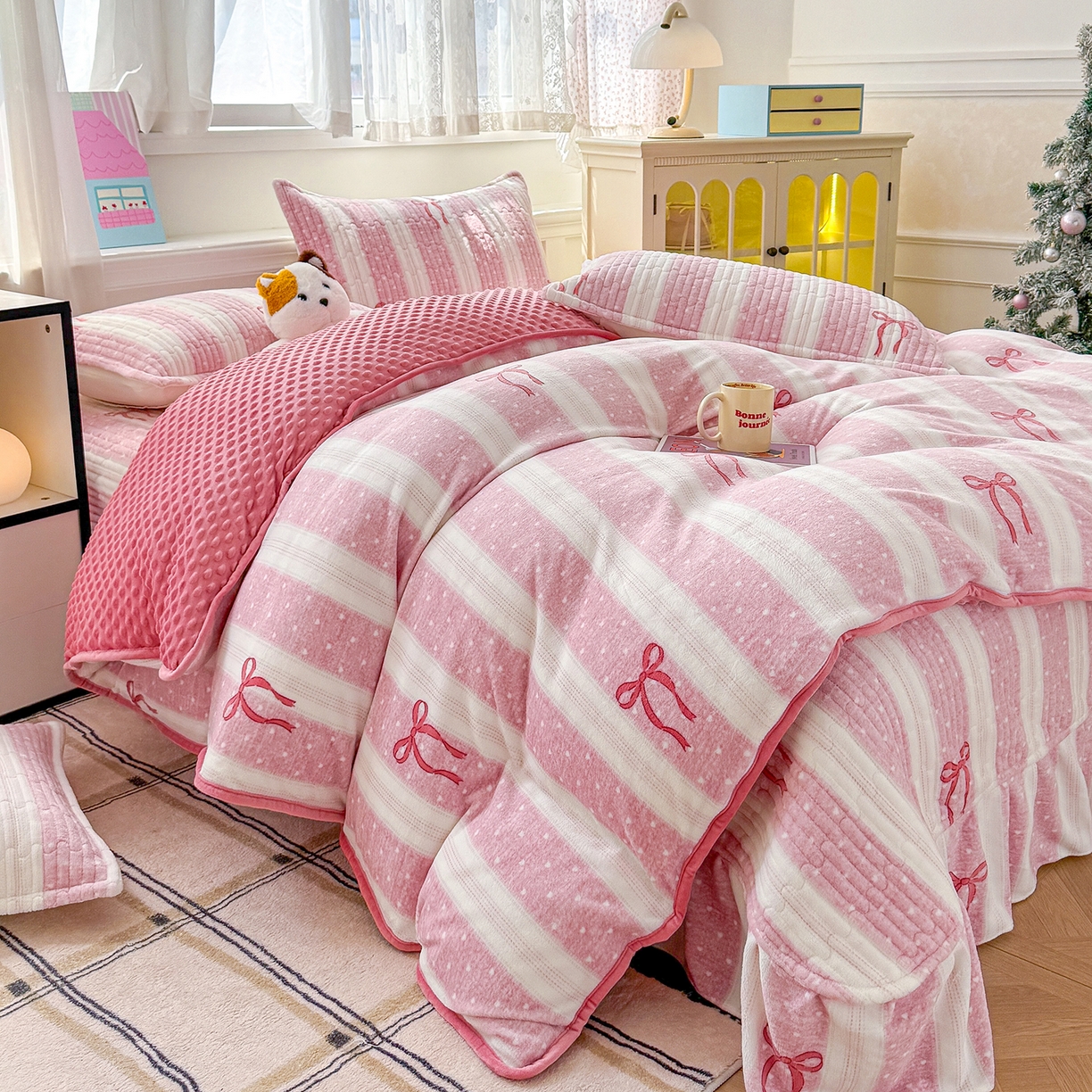 91家纺网 家纺一手货源 找家纺 豫见家纺 2025新款加厚高克重牛奶绒豆豆绒花边床盖四件套 蝴蝶结-粉