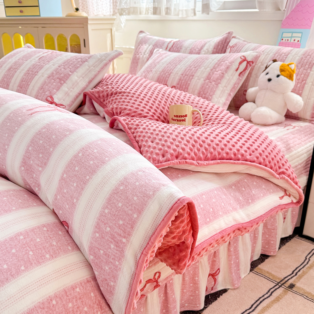 91家纺网 家纺一手货源 找家纺 豫见家纺 2025新款加厚高克重牛奶绒豆豆绒花边床盖四件套 蝴蝶结-粉