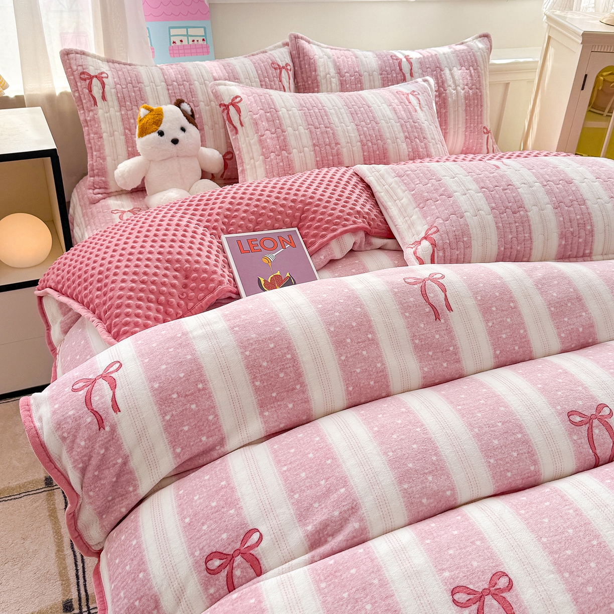 91家纺网 家纺一手货源 找家纺 豫见家纺 2025新款加厚高克重牛奶绒豆豆绒花边床盖四件套 蝴蝶结-粉