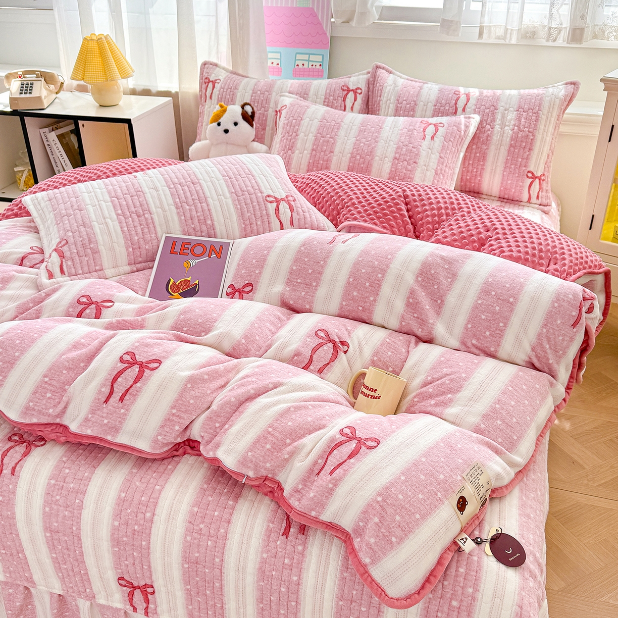 91家纺网 家纺一手货源 找家纺 豫见家纺 2025新款加厚高克重牛奶绒豆豆绒花边床盖四件套 蝴蝶结-粉