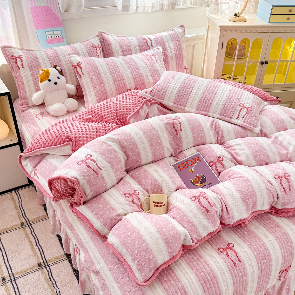 91家纺网 家纺一手货源 找家纺 豫见家纺 2025新款加厚高克重牛奶绒豆豆绒花边床盖四件套 蝴蝶结-粉