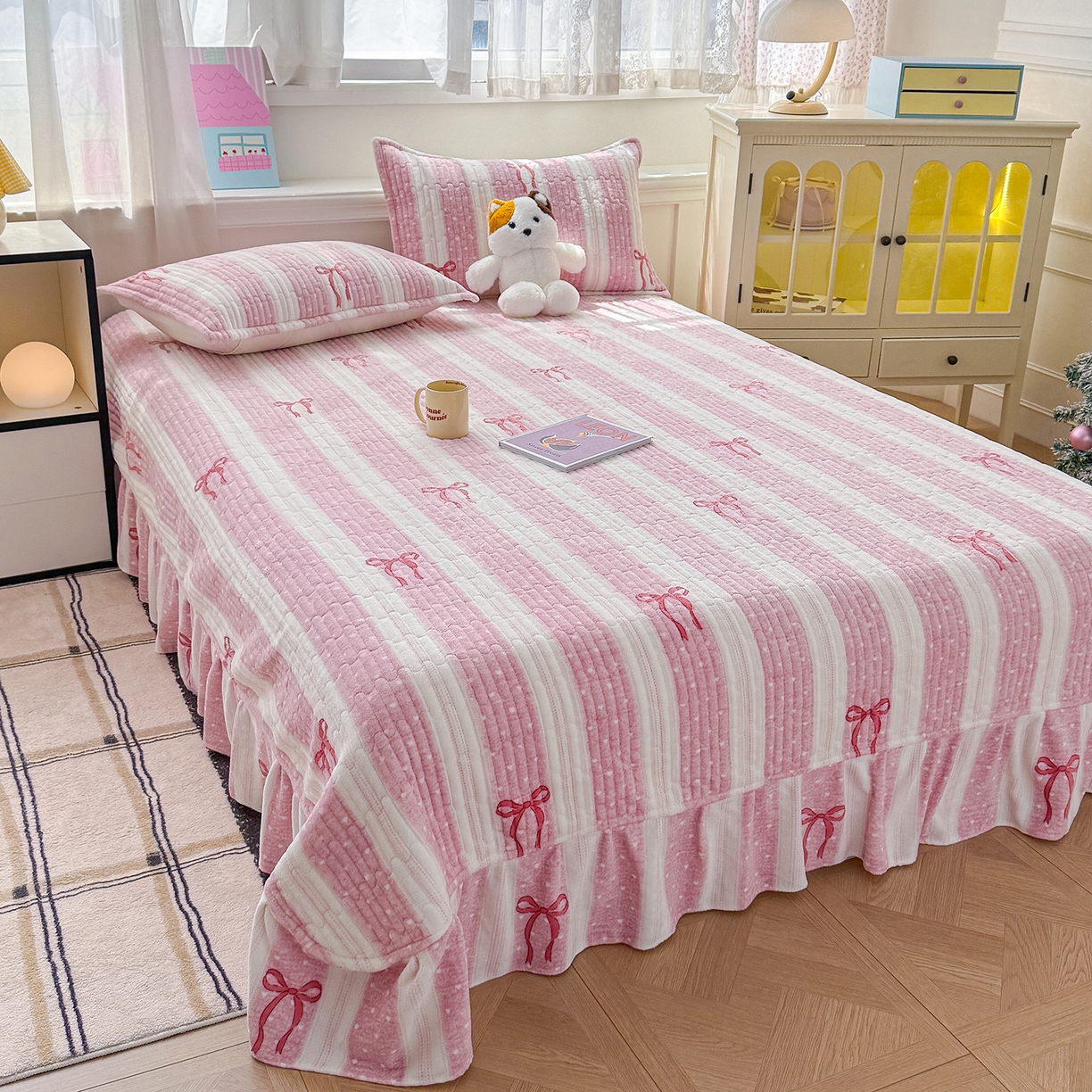 91家纺网 家纺一手货源 找家纺 豫见家纺 2025新款加厚高克重牛奶绒豆豆绒花边床盖四件套 蝴蝶结-粉