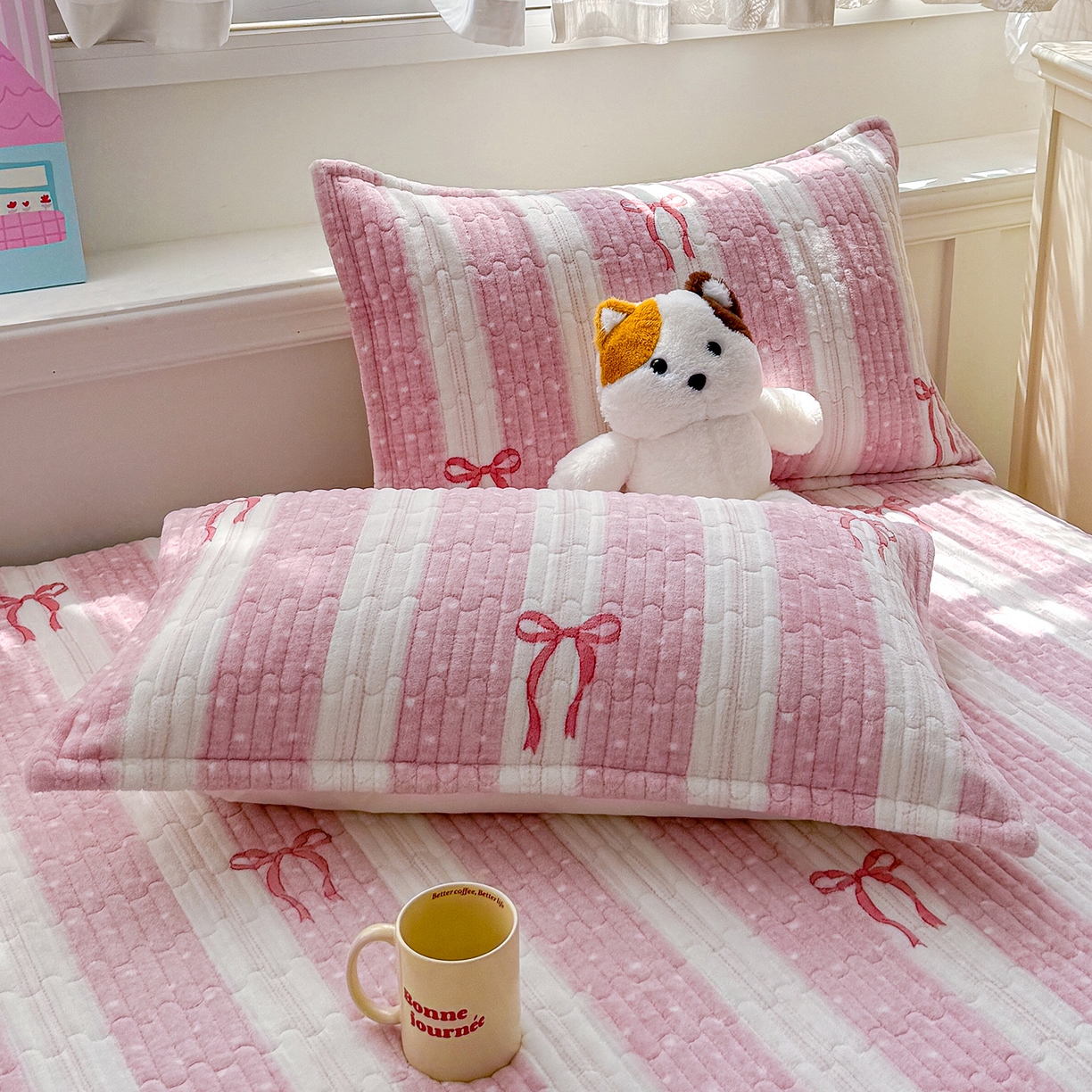 91家纺网 家纺一手货源 找家纺 豫见家纺 2025新款加厚高克重牛奶绒豆豆绒花边床盖四件套 蝴蝶结-粉