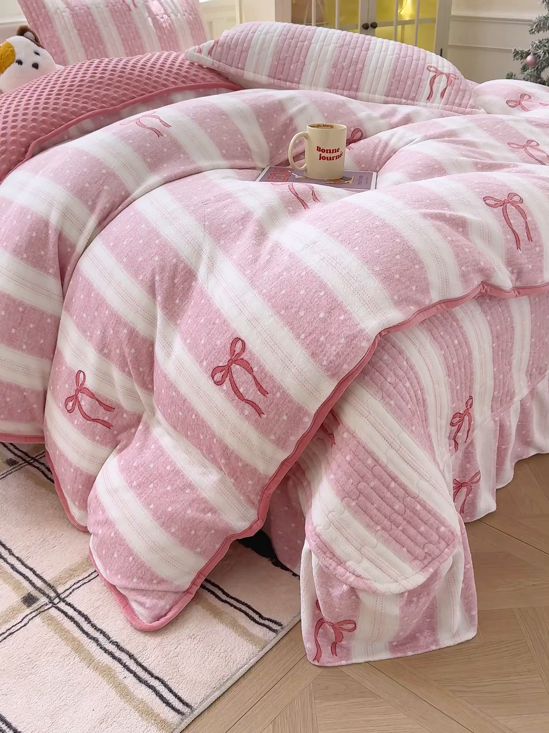 91家纺网 家纺一手货源 找家纺 豫见家纺 2025新款加厚高克重牛奶绒豆豆绒花边床盖四件套 蝴蝶结-粉