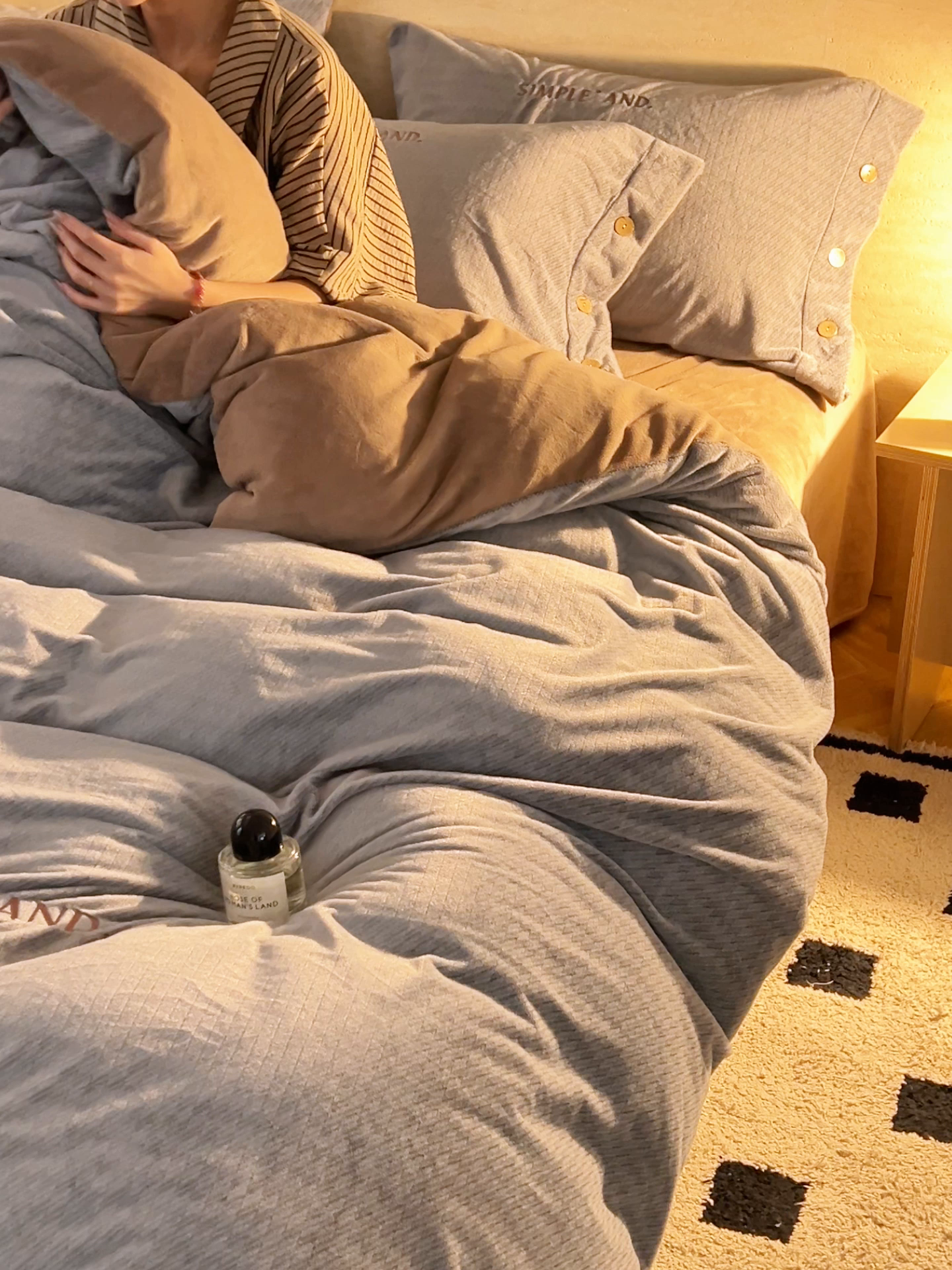 91家纺网 家纺一手货源 找家纺 寐绸家纺 2025秋冬新款230g雪貂绒阳离子提花牛奶绒四件套 雪貂绒-中灰