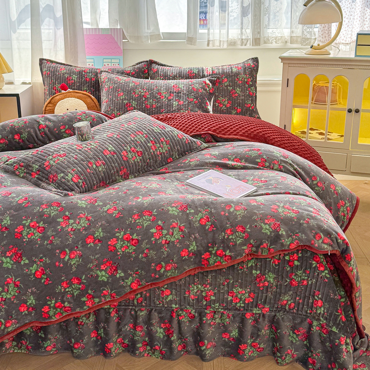 91家纺网 家纺一手货源 找家纺 豫见家纺 2025新款加厚高克重牛奶绒豆豆绒花边床盖四件套 花漾